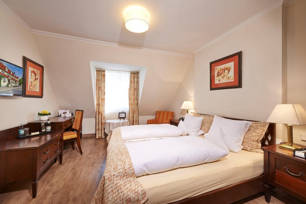 Brauereigasthof Zum Loewenbraeu Adelsdorf Room photo