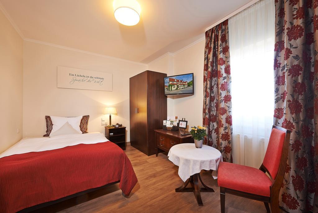 Brauereigasthof Zum Loewenbraeu Adelsdorf Room photo