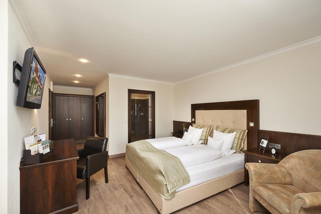 Brauereigasthof Zum Loewenbraeu Adelsdorf Room photo