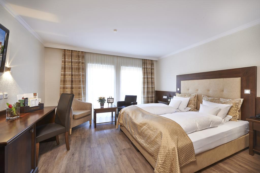 Brauereigasthof Zum Loewenbraeu Adelsdorf Room photo